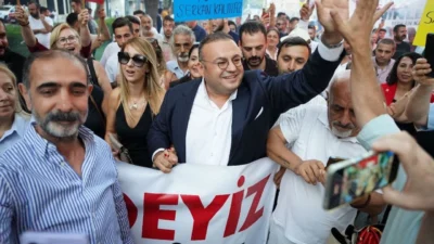 CHP Konak İlçe Kongresi'nde gergin geçen mücadelenin galibi Serkan Kalmaz