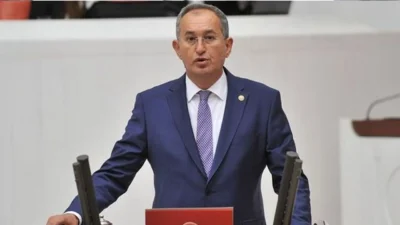 Eski CHP İzmir Milletvekili Atila Sertel, polis eşliğinde adliyeye götürüldü.