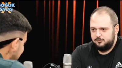 YouTube’da yayınlanan ‘Soğuk Savaş’ programının sunucusu Boğaç Soydemir ve konuğu