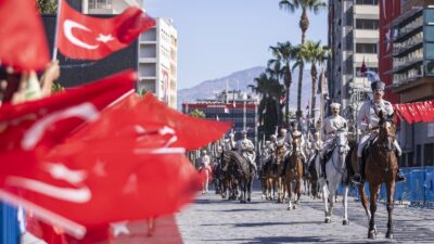 İzmir’in işgalden kurtuluşunun 103. yıl dönümü kutlamaları kapsamında Konak Atatürk