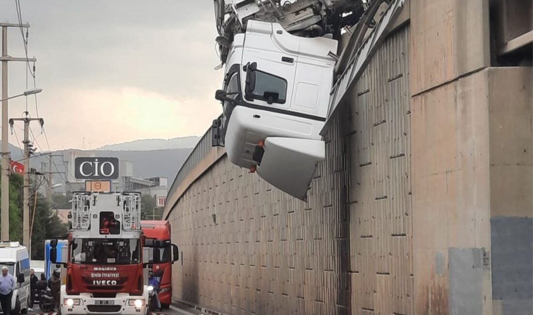 İzmir Büyükşehir Belediyesi İtfaiye Dairesi Başkanlığı ekipleri, yağmurun yağmasıyla kayganlaşan