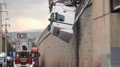İzmir Büyükşehir Belediyesi İtfaiye Dairesi Başkanlığı ekipleri, yağmurun yağmasıyla kayganlaşan