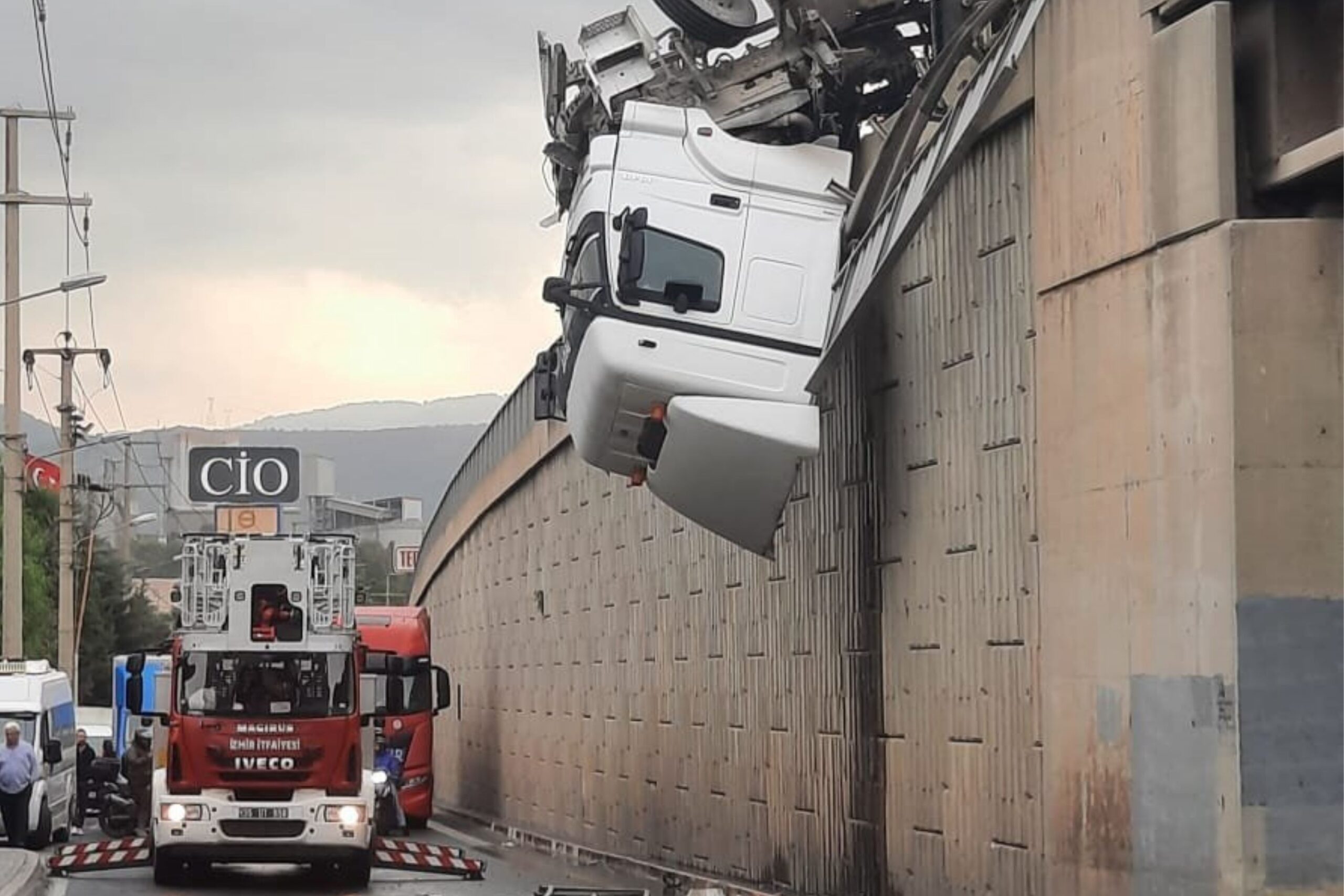 İzmir Büyükşehir Belediyesi İtfaiye Dairesi Başkanlığı ekipleri, yağmurun yağmasıyla kayganlaşan