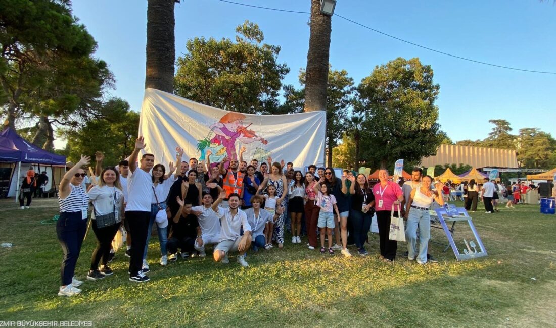 İzmir İEF’nin tadına doyasıya varıyor Bu yıl 94. kez kapılarını açan İzmir Enternasyonal Fuarı (İEF)