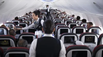 Ulaştırma ve Altyapı Bakanı Abdulkadir Uraloğlu uçakta her yolcuya ücretsiz