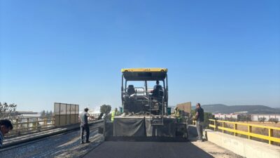 İzmir Büyükşehir Belediyesi, 30 ilçede başlattığı asfalt seferberliği kapsamında Aliağa