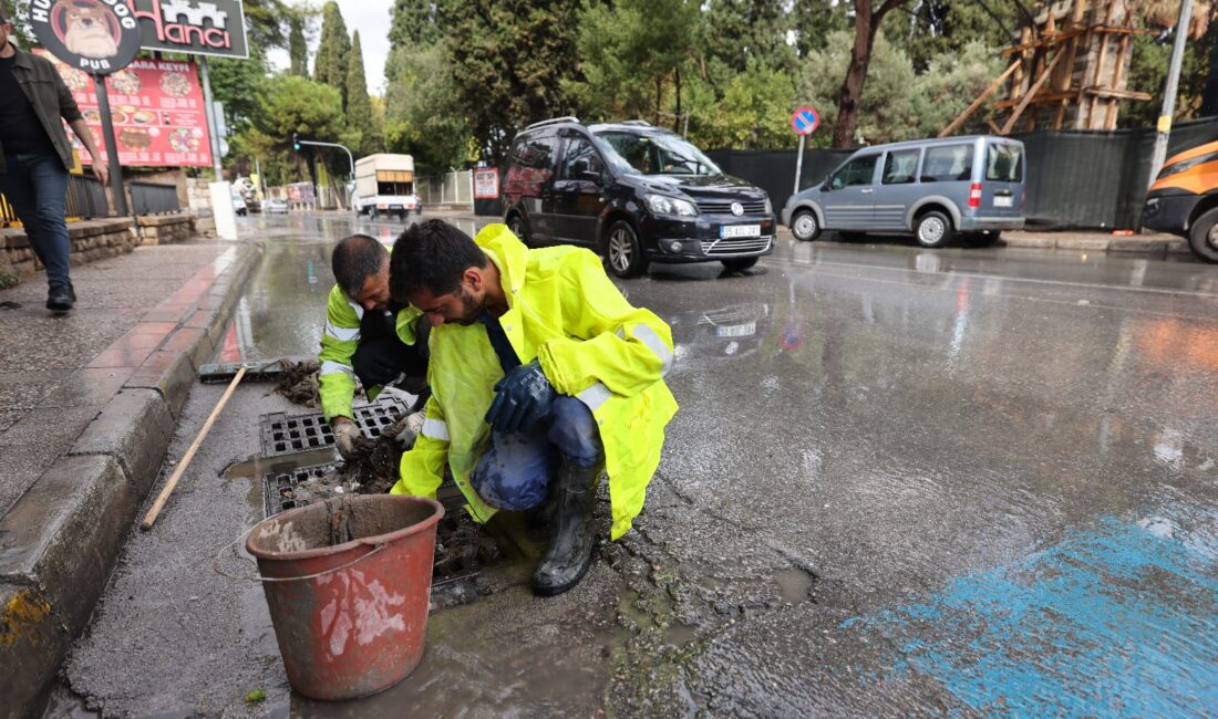 İzmir Büyükşehir Belediyesi İZSU Genel Müdürlüğü ekipleri sabah erken saatlerden