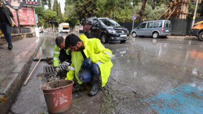 İzmir Büyükşehir Belediyesi İZSU Genel Müdürlüğü ekipleri sabah erken saatlerden