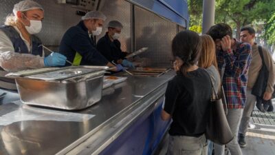 İzmir Büyükşehir Belediyesi’nin üniversite öğrencilerine yönelik ücretsiz sıcak yemek dağıtımı