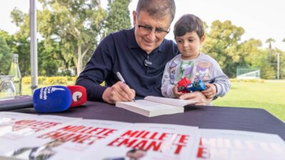 İzmir Büyükşehir Belediye Başkanı Dr. Cemil Tugay, gazeteci Yavuz Oğhan’ın