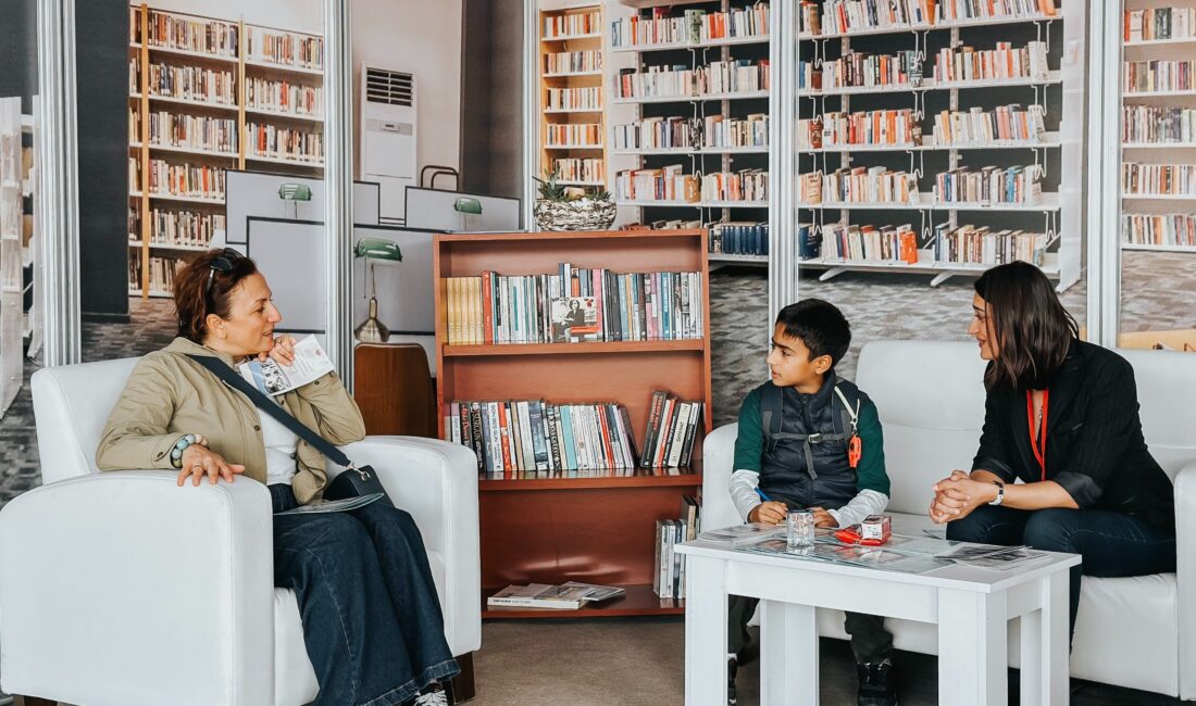 İZKİTAP’ta İzmirli okurlar; kitap bağışlıyor, mesaj yazıyor, atölyelere katılıyor. “Kütüphaneler: