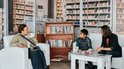 İZKİTAP’ta İzmirli okurlar; kitap bağışlıyor, mesaj yazıyor, atölyelere katılıyor. “Kütüphaneler: