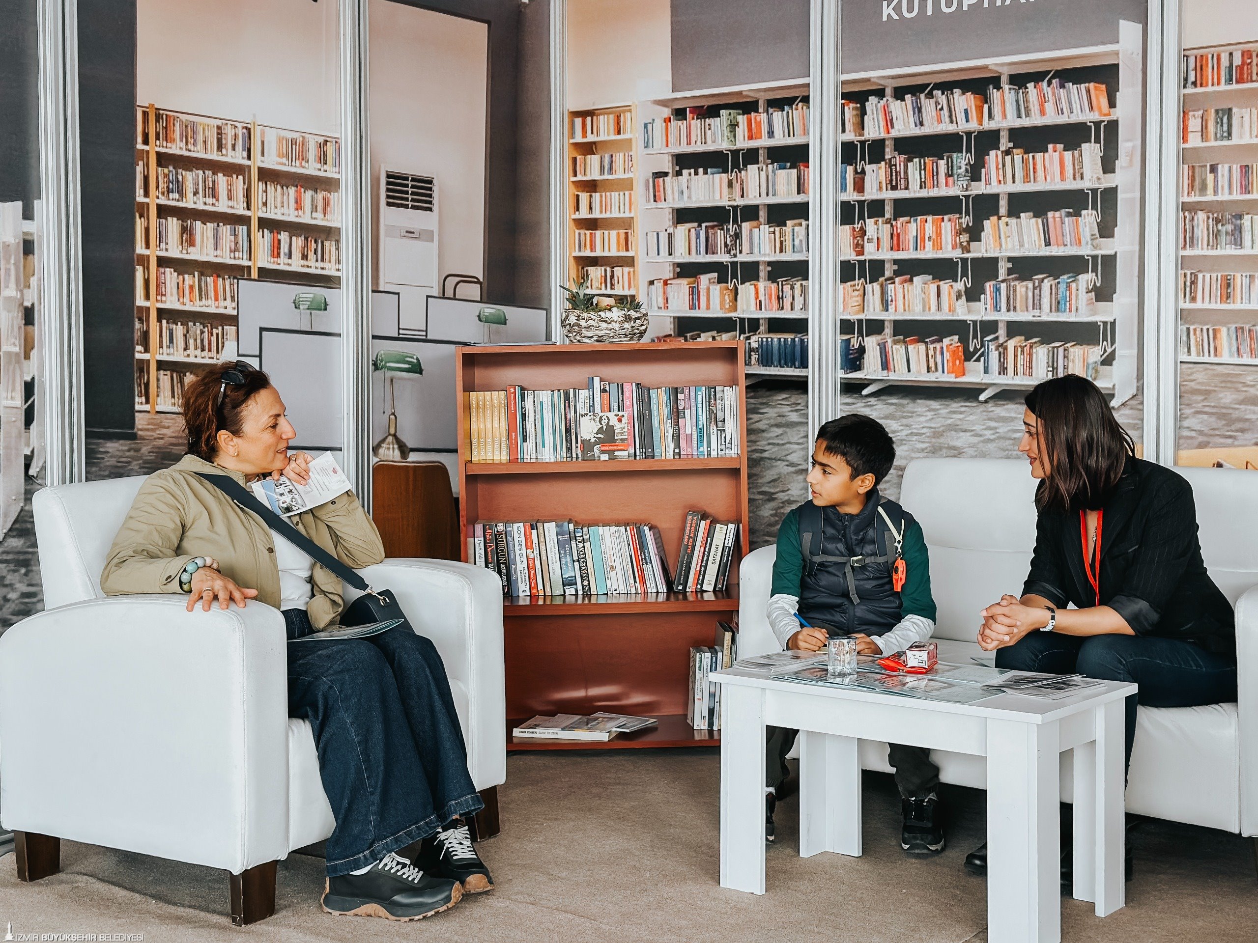 İZKİTAP’ta İzmirli okurlar; kitap bağışlıyor, mesaj yazıyor, atölyelere katılıyor. “Kütüphaneler: