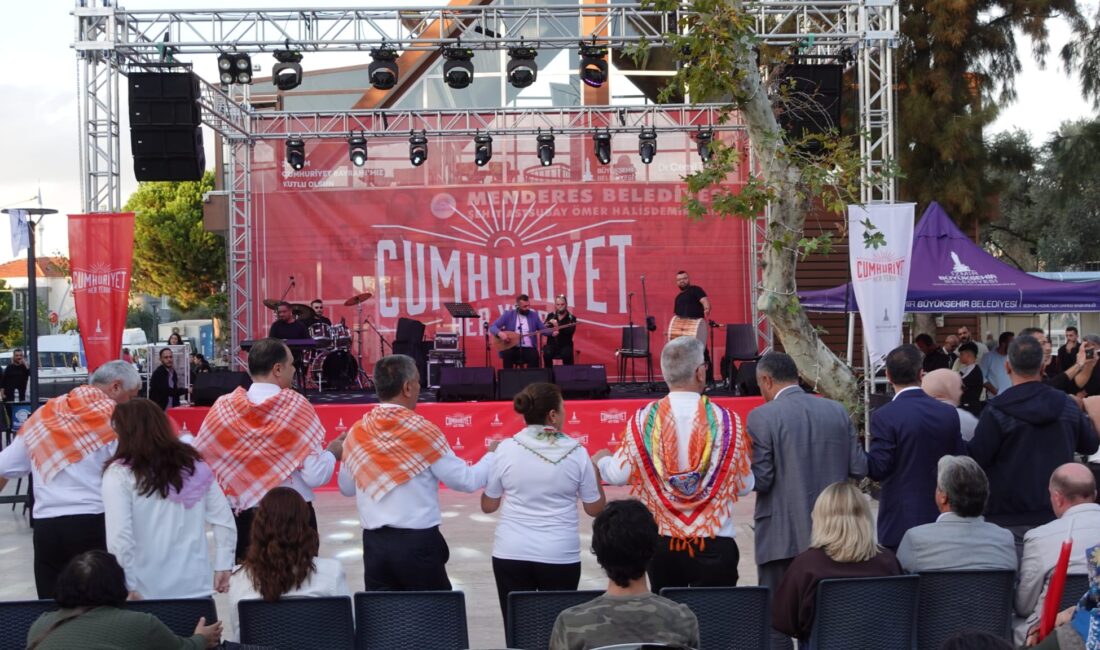Menderes’te Cumhuriyet coşkusu İzmir Büyükşehir Belediyesi’nin Cumhuriyet Bayramı’nın 102’nci yılı kutlamaları nedeniyle kentin