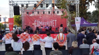 İzmir Büyükşehir Belediyesi’nin Cumhuriyet Bayramı’nın 102’nci yılı kutlamaları nedeniyle kentin