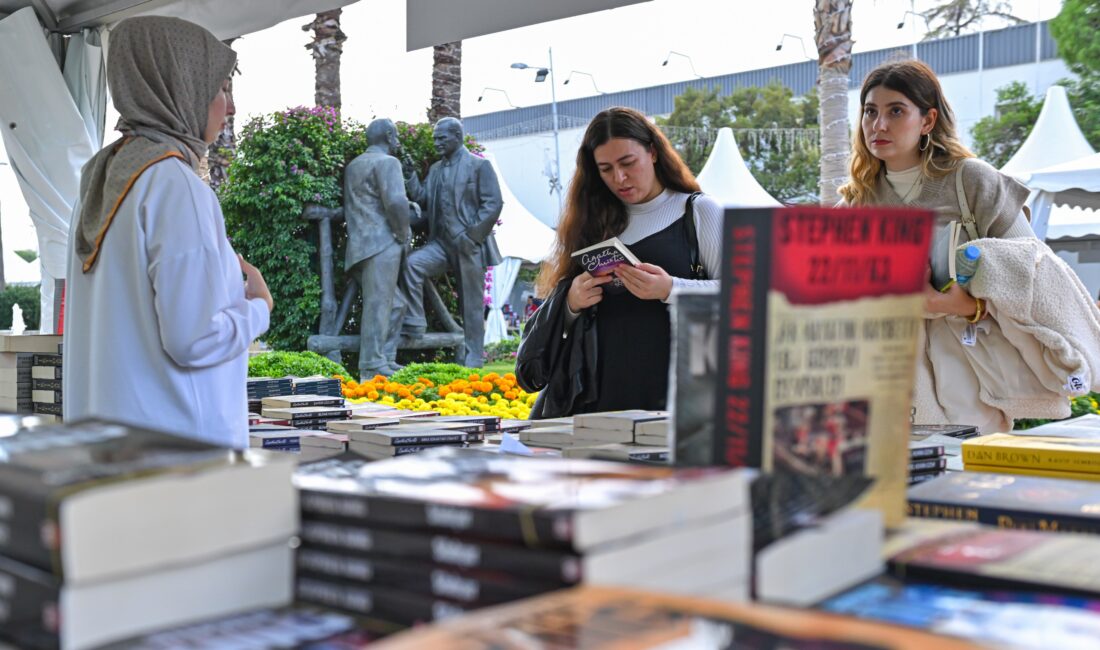 İZKİTAP’ta edebiyat şöleni devam ediyor: Yazarlar, okurlar, hikayeler bir arada İzmir, kültür ve edebiyatla dolu bir haftasonuna ev sahipliği yapıyor.
