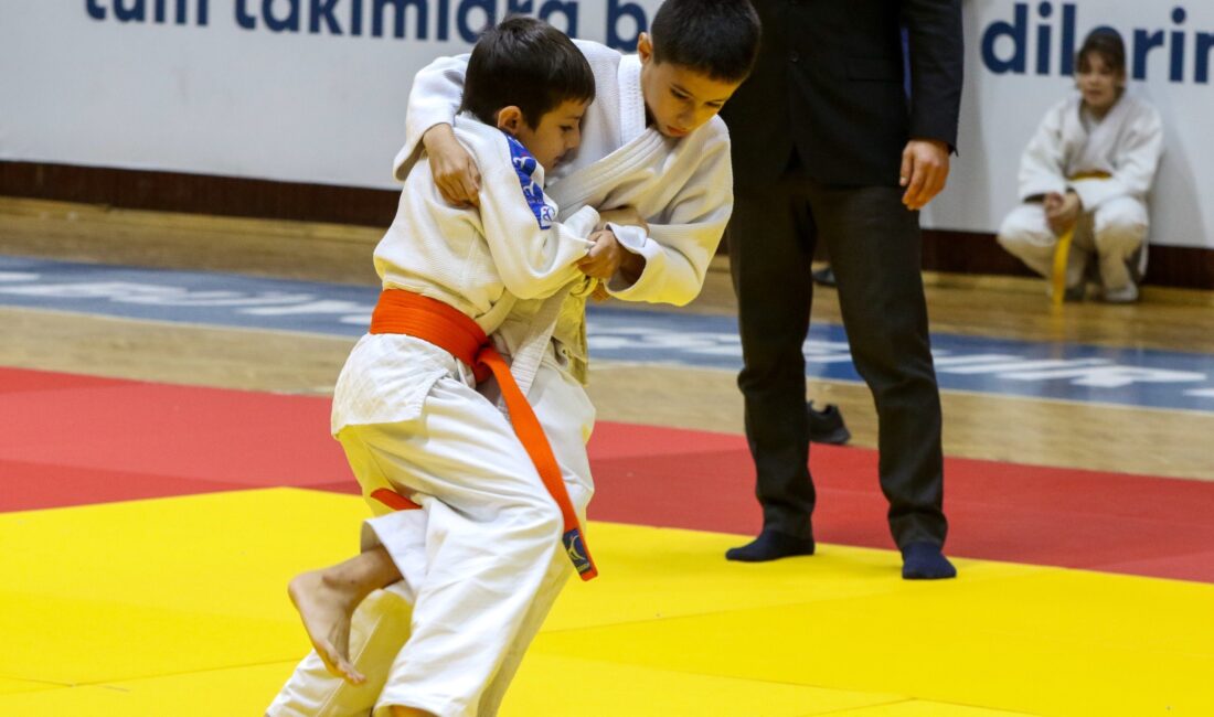 Minik sporcular Cumhuriyet için ter döktü İzmir Büyükşehir Belediyesi’nin düzenlediği 29 Ekim Cumhuriyet Kupası kapsamında güreş