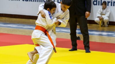 Minik sporcular Cumhuriyet için ter döktü İzmir Büyükşehir Belediyesi’nin düzenlediği 29 Ekim Cumhuriyet Kupası kapsamında güreş