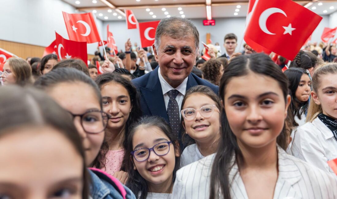 Başkan Tugay gençleri ve çocukları ağırladı: 29 Ekim’e özel meclis oturumu İzmir Büyükşehir Belediye Başkanı Dr. Cemil Tugay, 29 Ekim Cumhuriyet