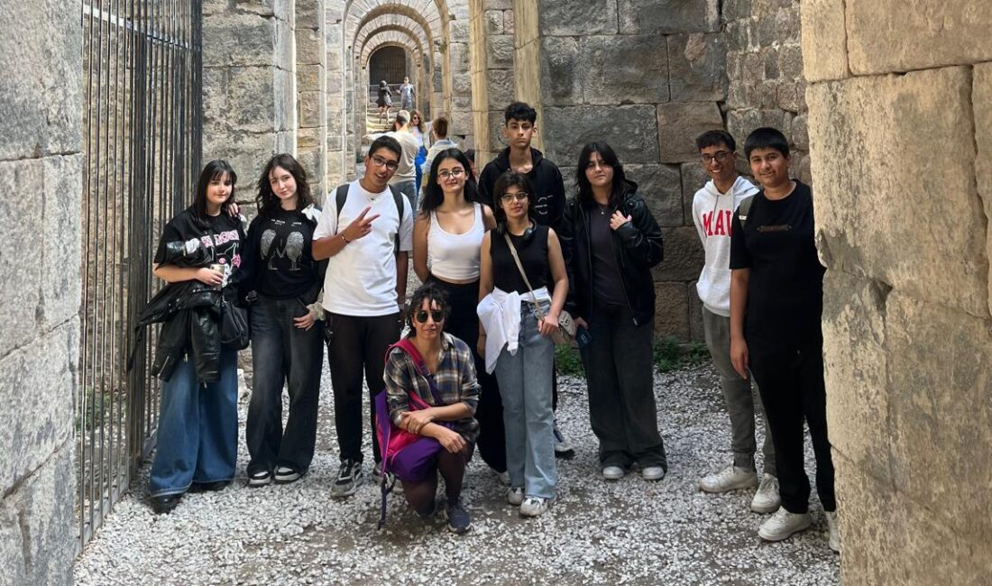 Pergamon Antik Kenti’nde dil becerilerini geliştirdiler İzmir Büyükşehir Belediyesi bünyesinde kurulan Çiğli Dil Destek Merkezi üyesi