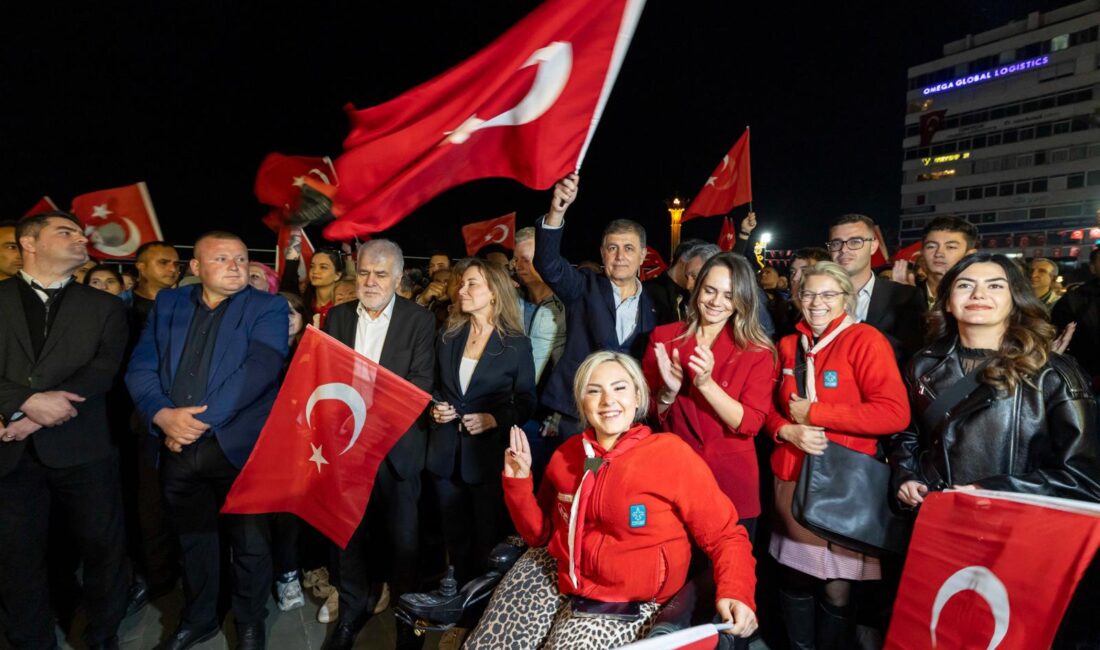 İzmir’de Cumhuriyet feneri hiç sönmüyor: 102 yıldır aynı heyecan, aynı sevda İzmir Büyükşehir Belediye Başkanı Dr. Cemil Tugay, 29 Ekim Cumhuriyet