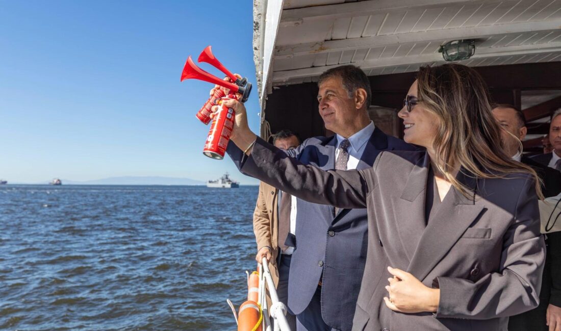 Cumhuriyet rüzgarı Körfez’de esti İzmir Körfezi, 29 Ekim coşkusuyla yelken açtı.İzmir Büyükşehir Belediye Başkanı