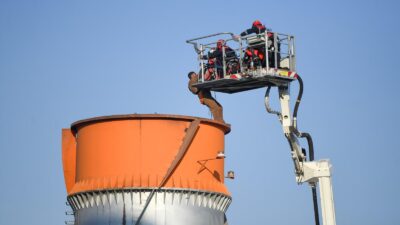 İzmir Bornova’da bir fabrikanın bacasında mahsur kalan iki işçi, 90