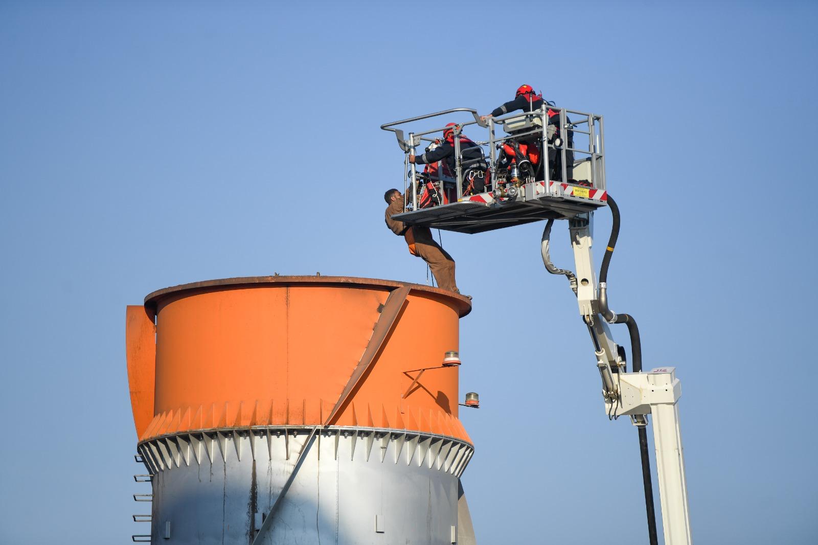 İzmir Bornova’da bir fabrikanın bacasında mahsur kalan iki işçi, 90
