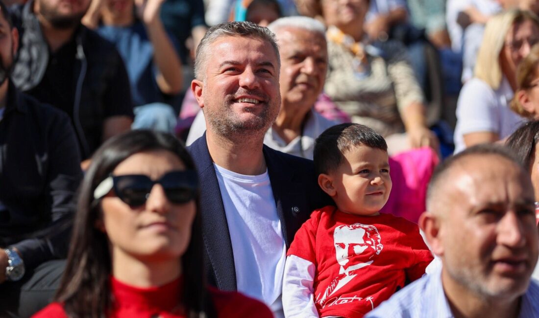 Bucalı miniklerden duygu dolu 29 ekim kutlaması Buca Çınar Anaokulları öğrencileri, 29 Ekim Cumhuriyet Bayramı’nda sahneledikleri şiir