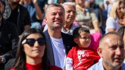 Buca Çınar Anaokulları öğrencileri, 29 Ekim Cumhuriyet Bayramı’nda sahneledikleri şiir