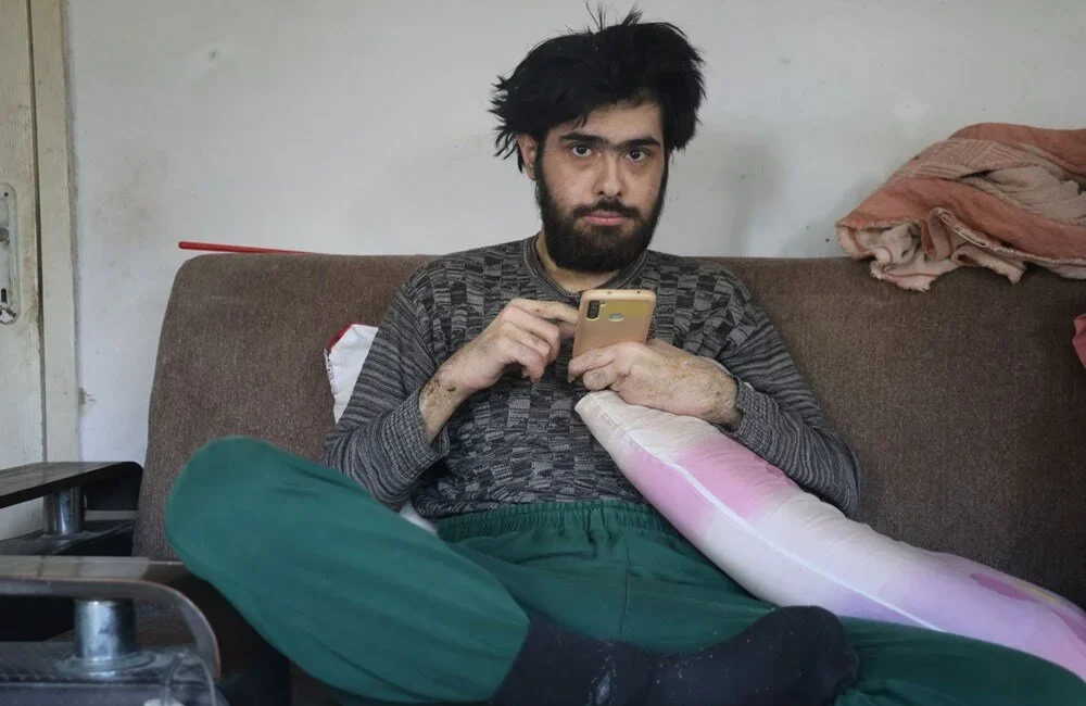 3 yıl sonra duş aldı, tıraş oldu: Barış’a ‘anksiyete ve depresyon’ teşhisi kondu Hatay’ın Defne ilçesinde yaşayan 23 yaşındaki Barış Özbay’a, 3 yılın