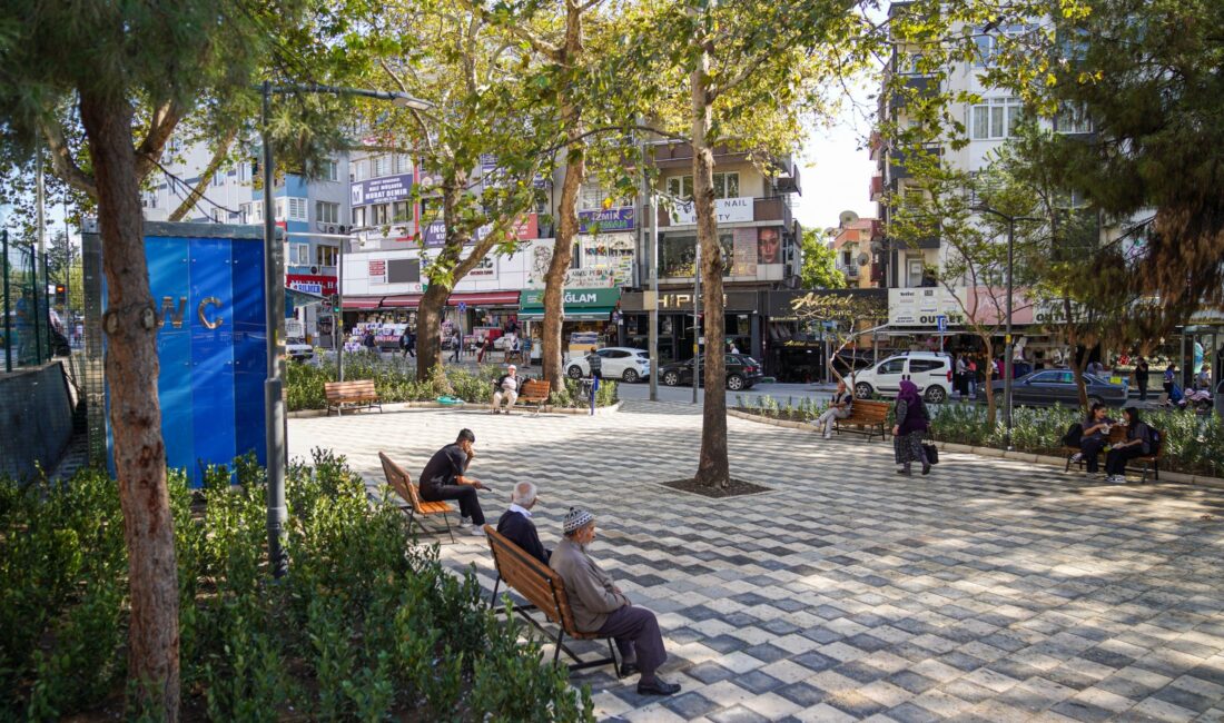 İzmir Büyükşehir Belediyesi, Buca’daki Beyazıt Aykut Parkı’nı kapsamlı bir şekilde
