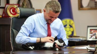 Buca Belediye Başkanı Görkem Duman, Hayvanları Koruma Günü’nde sahiplendiği kedisi