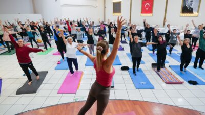 Buca Belediyesi’nin düzenlediği ücretsiz yoga, pilates ve zumba dersleri devam
