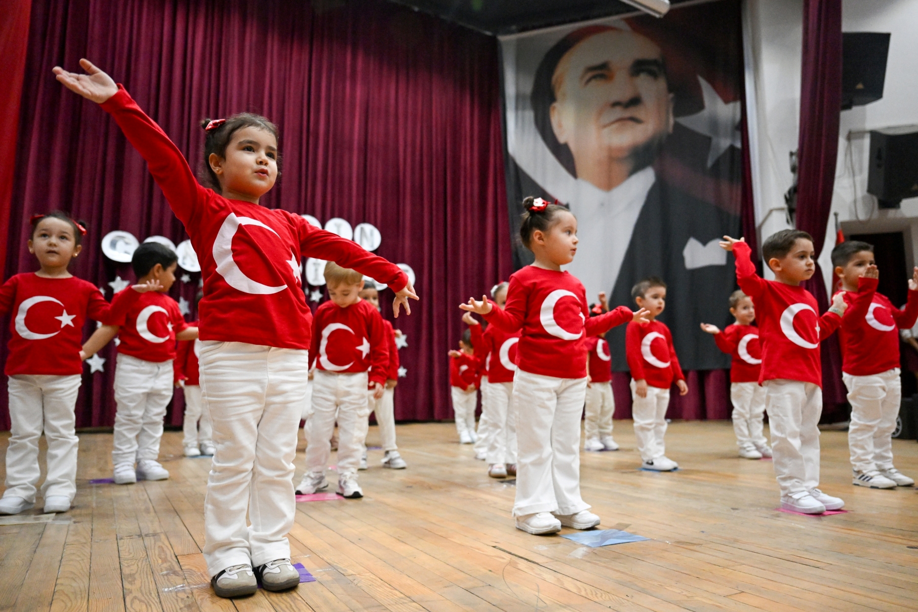 Bornova Belediyesi’nin Çocuk Oyun ve Aktivite Merkezleri’ndeki minikler, 29 Ekim’i