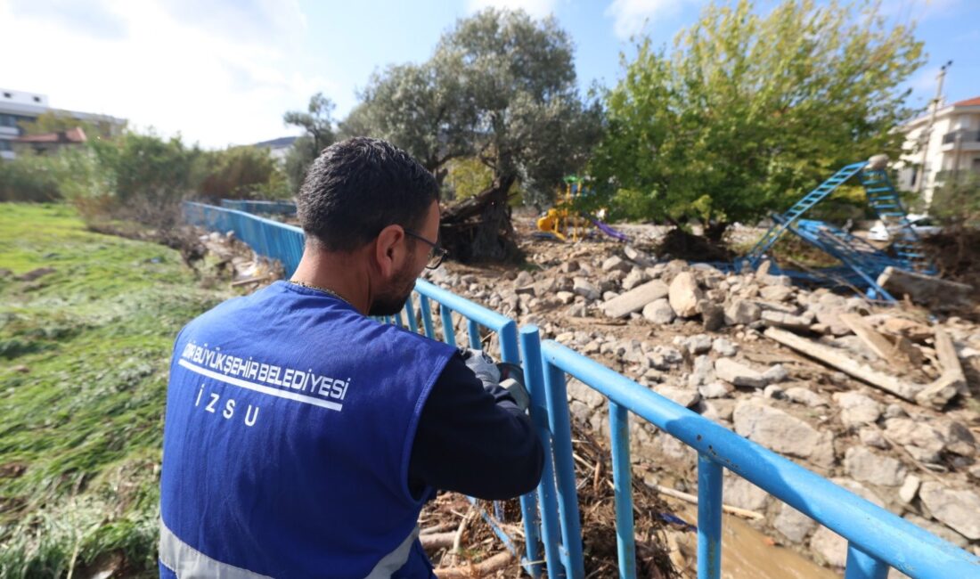 Aşırı yağışın yol açtığı su baskınlarının ardından Foça’da temizlik ve