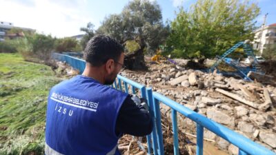 Aşırı yağışın yol açtığı su baskınlarının ardından Foça’da temizlik ve