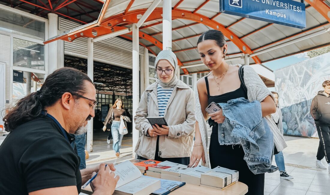 Gezici kütüphane, Ege Üniversitesi Metro durağında öğrencilerle buluşuyor İzmir Büyükşehir Belediyesi’nin Gezici Kütüphanesi, her cuma Ege Üniversitesi Metro