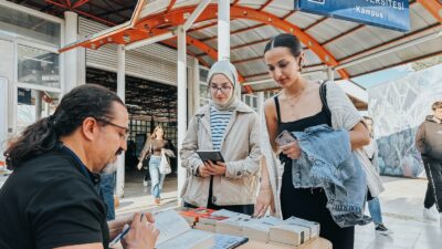İzmir Büyükşehir Belediyesi’nin Gezici Kütüphanesi, her cuma Ege Üniversitesi Metro
