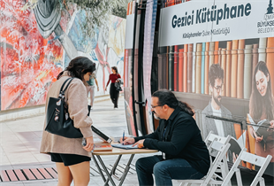 İzmir Büyükşehir Belediyesi’nin Gezici Kütüphanesi, her cuma Ege Üniversitesi Metro