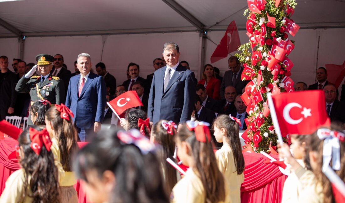 İzmir’de Cumhuriyet coşkusu İzmir, Cumhuriyet’in 102. yılını büyük bir coşkuyla kutladı. Cumhuriyet Meydanı’nı