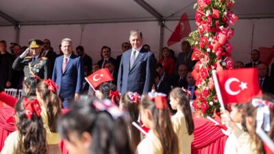 İzmir, Cumhuriyet’in 102. yılını büyük bir coşkuyla kutladı. Cumhuriyet Meydanı’nı