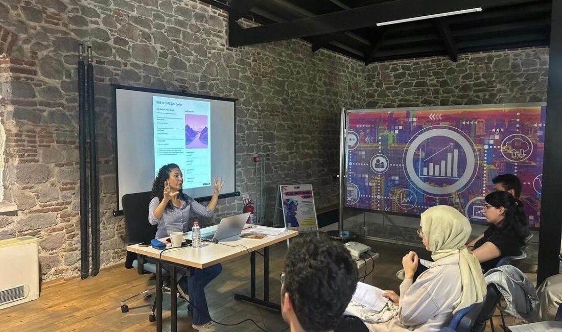 İzmir Büyükşehir Belediyesi’nin Meslek Fabrikası’nda düzenlenen “Yapay Zeka 101” eğitimiyle