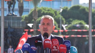 İzmir’de Cumhuriyet’in 102. yılı Cumhuriyet Meydanı’nda kutlandı. Törene Vali Süleyman