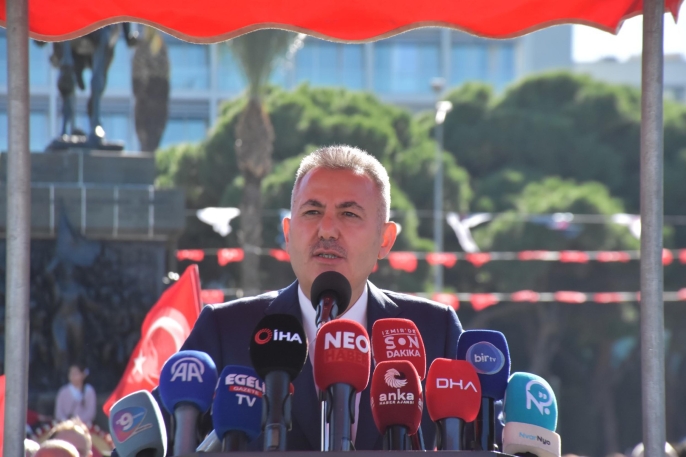 İzmir’de Cumhuriyet coşkusu: Meydan kırmızı beyaza büründü İzmir’de Cumhuriyet’in 102. yılı Cumhuriyet Meydanı’nda kutlandı. Törene Vali Süleyman