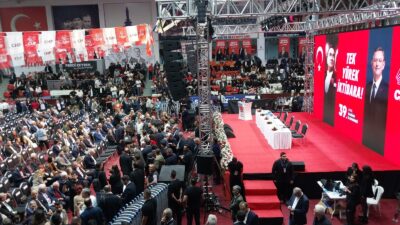 CHP’nin İzmir İl Kongresi bugün Celal Atik Spor Salonu’nda gerçekleşiyor.