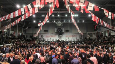 CHP İzmir İl Kongresi'nde seçimlerin blok liste yöntemiyle yapılmasına karar