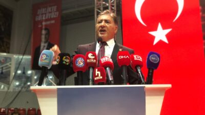 CHP İzmir İl Kongresi’nde Divan Başkanlığına oybirliğiyle seçilen Murat Emir,