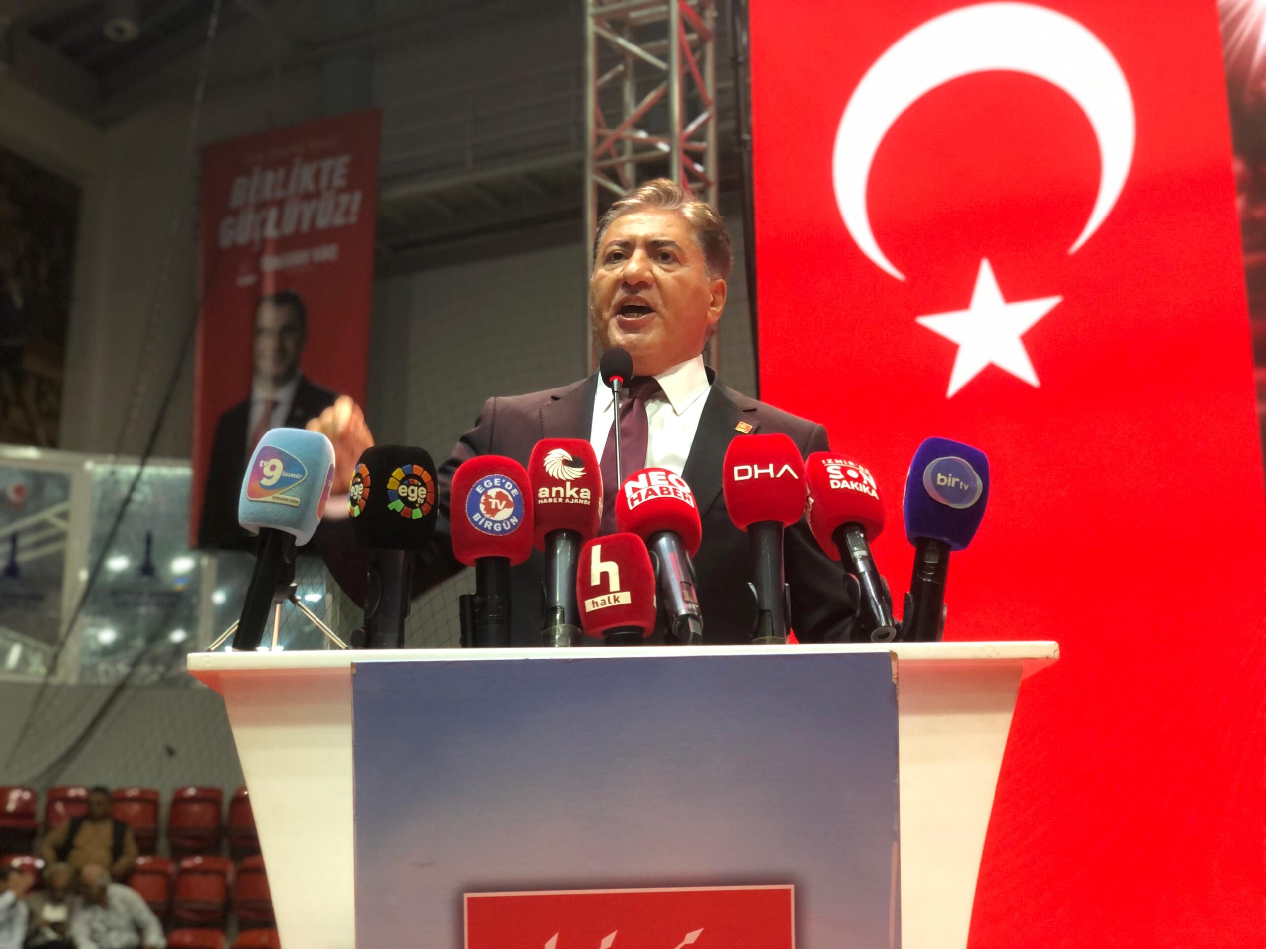 CHP İzmir İl Kongresi’nde Divan Başkanlığına oybirliğiyle seçilen Murat Emir,