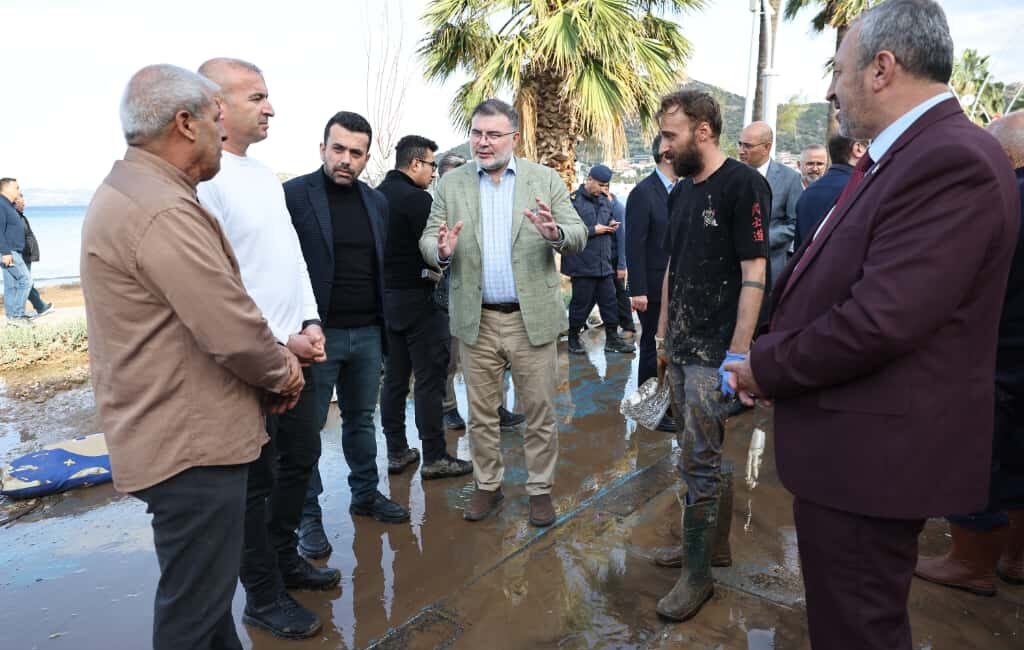 AK Parti İl Başkanı Saygılı Foça’da: ‘’Devletimiz hiçbir vatandaşını mağdur etmez” Başkan Saygılı, Foça’da selden etkilenenlere devletin yardımlara başladığını duyurdu...